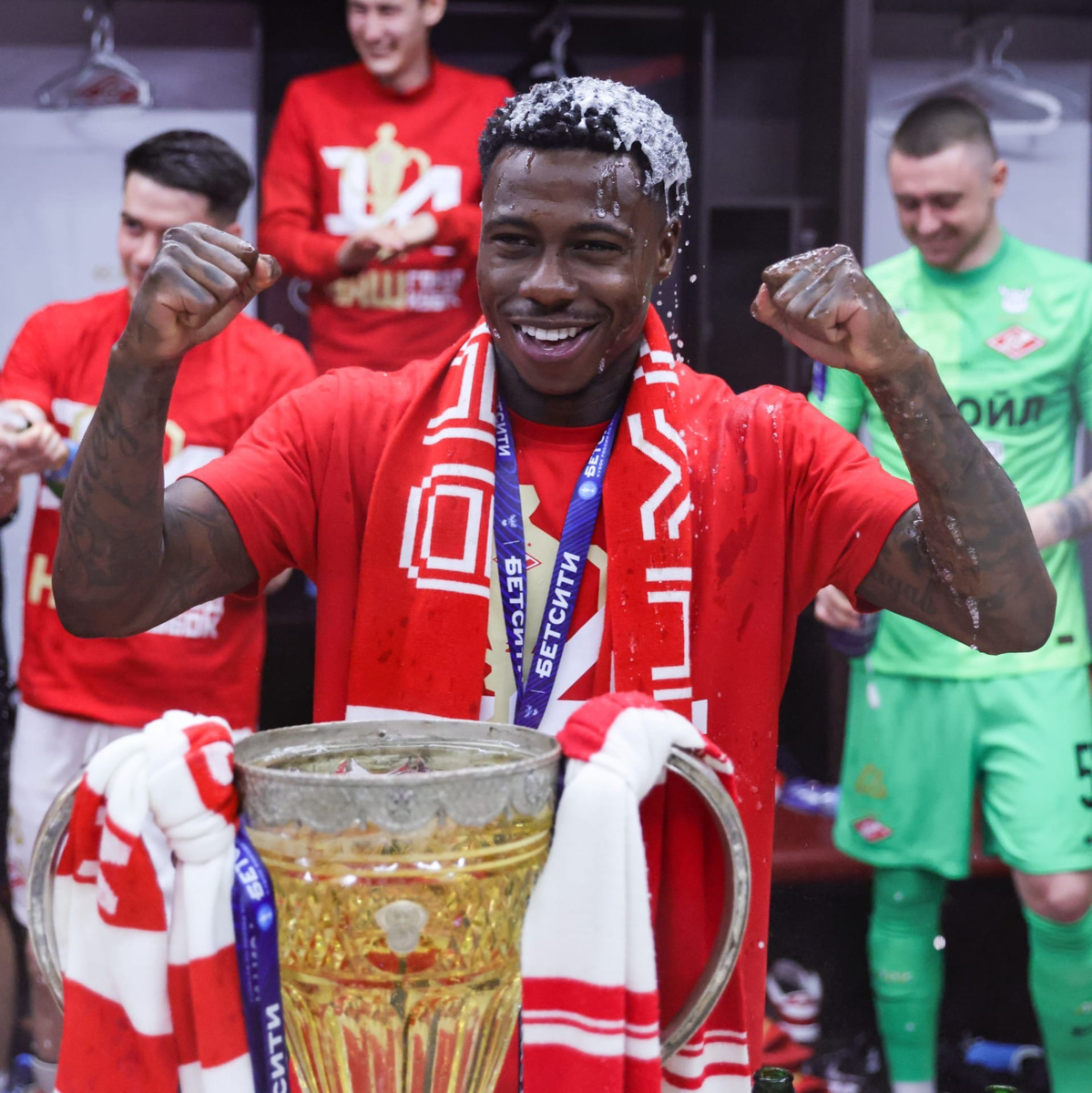 Сколько фанаты «Спартака» готовы заплатить за шампанское из победной раздевалки команды? Много. Но оно не продается. Бутылку на память забрал себе пресс-атташе футбольного клуба «Торпедо-Владимир». Кто еще из владимирских фанатов красно-белых смог побывать на финале Кубка России и что они говорят об этой поездке?