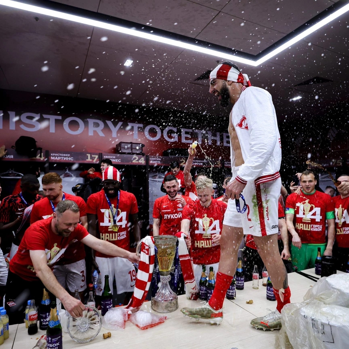 Сколько фанаты «Спартака» готовы заплатить за шампанское из победной раздевалки команды? Много. Но оно не продается. Бутылку на память забрал себе пресс-атташе футбольного клуба «Торпедо-Владимир». Кто еще из владимирских фанатов красно-белых смог побывать на финале Кубка России и что они говорят об этой поездке?