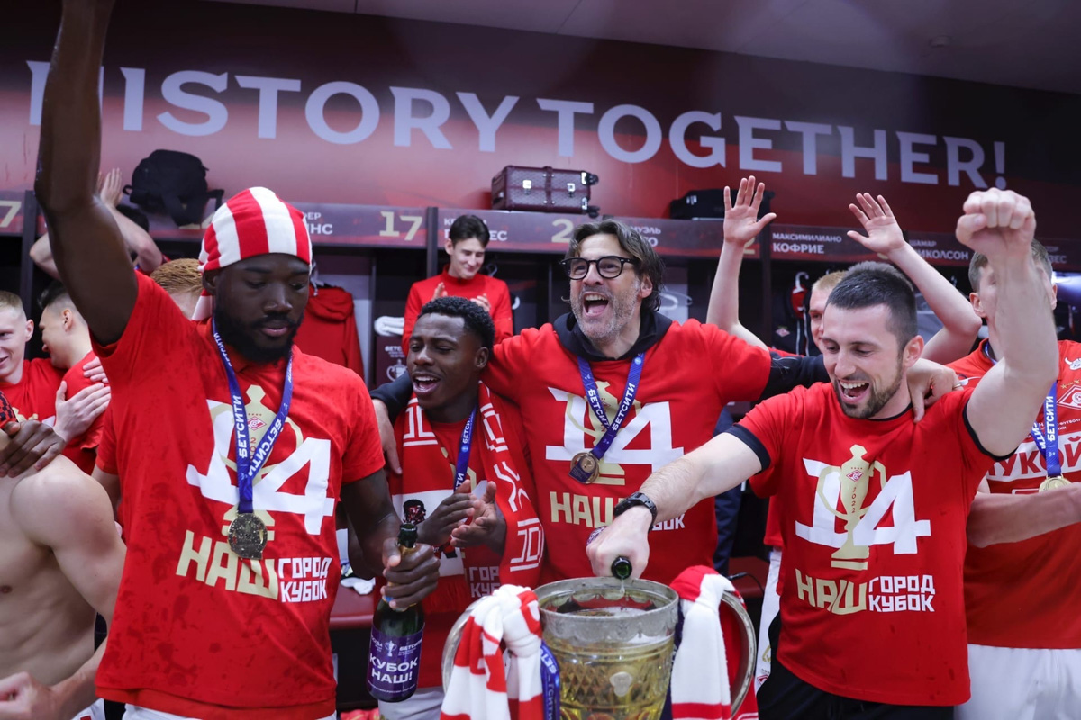 Сколько фанаты «Спартака» готовы заплатить за шампанское из победной раздевалки команды? Много. Но оно не продается. Бутылку на память забрал себе пресс-атташе футбольного клуба «Торпедо-Владимир». Кто еще из владимирских фанатов красно-белых смог побывать на финале Кубка России и что они говорят об этой поездке?