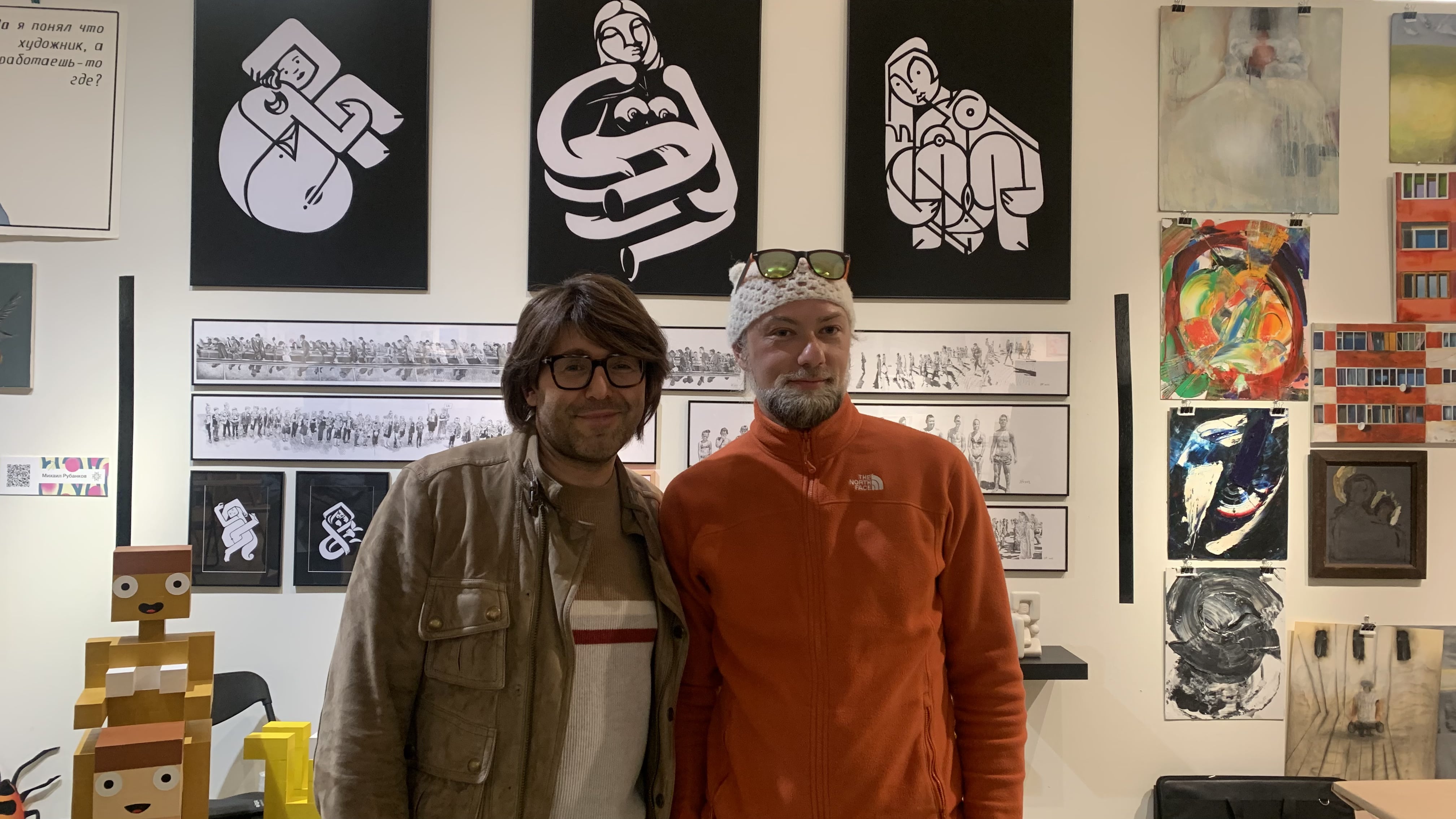 В мае американский художник с русской душой Евгений Кравцов презентовал свои работы на масштабных ярмарках искусств: в петербургском «Севкабеле» (откуда спустя пару дней был вежливо «изгнан») и московском «Винзаводе» (где вручил одну из своих работ телеведущему Андрею Малахову). Подробнее о (не)удачах, а также реализации новых серий расскажет сам творец.