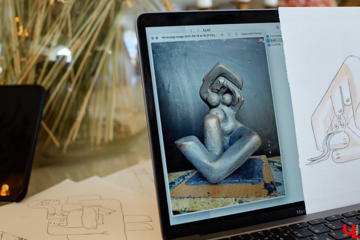 В мае американский художник с русской душой Евгений Кравцов презентовал свои работы на масштабных ярмарках искусств: в петербургском «Севкабеле» (откуда спустя пару дней был вежливо «изгнан») и московском «Винзаводе» (где вручил одну из своих работ телеведущему Андрею Малахову). Подробнее о (не)удачах, а также реализации новых серий расскажет сам творец.