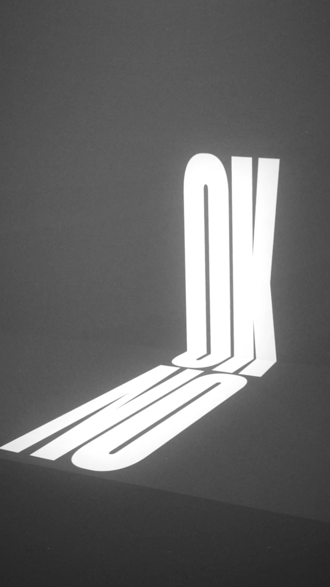 В мае американский художник с русской душой Евгений Кравцов презентовал свои работы на масштабных ярмарках искусств: в петербургском «Севкабеле» (откуда спустя пару дней был вежливо «изгнан») и московском «Винзаводе» (где вручил одну из своих работ телеведущему Андрею Малахову). Подробнее о (не)удачах, а также реализации новых серий расскажет сам творец.