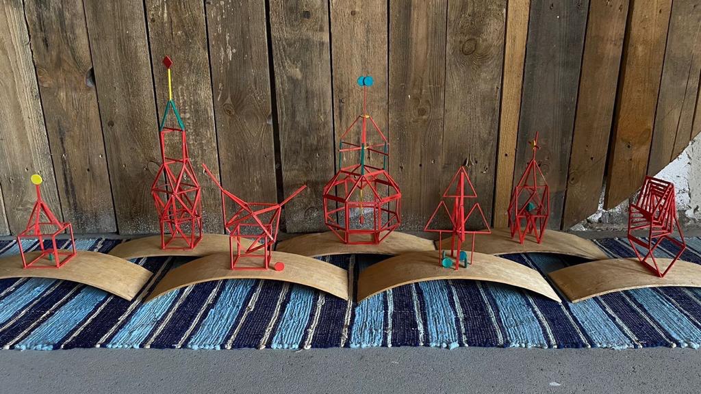 В мае американский художник с русской душой Евгений Кравцов презентовал свои работы на масштабных ярмарках искусств: в петербургском «Севкабеле» (откуда спустя пару дней был вежливо «изгнан») и московском «Винзаводе» (где вручил одну из своих работ телеведущему Андрею Малахову). Подробнее о (не)удачах, а также реализации новых серий расскажет сам творец.