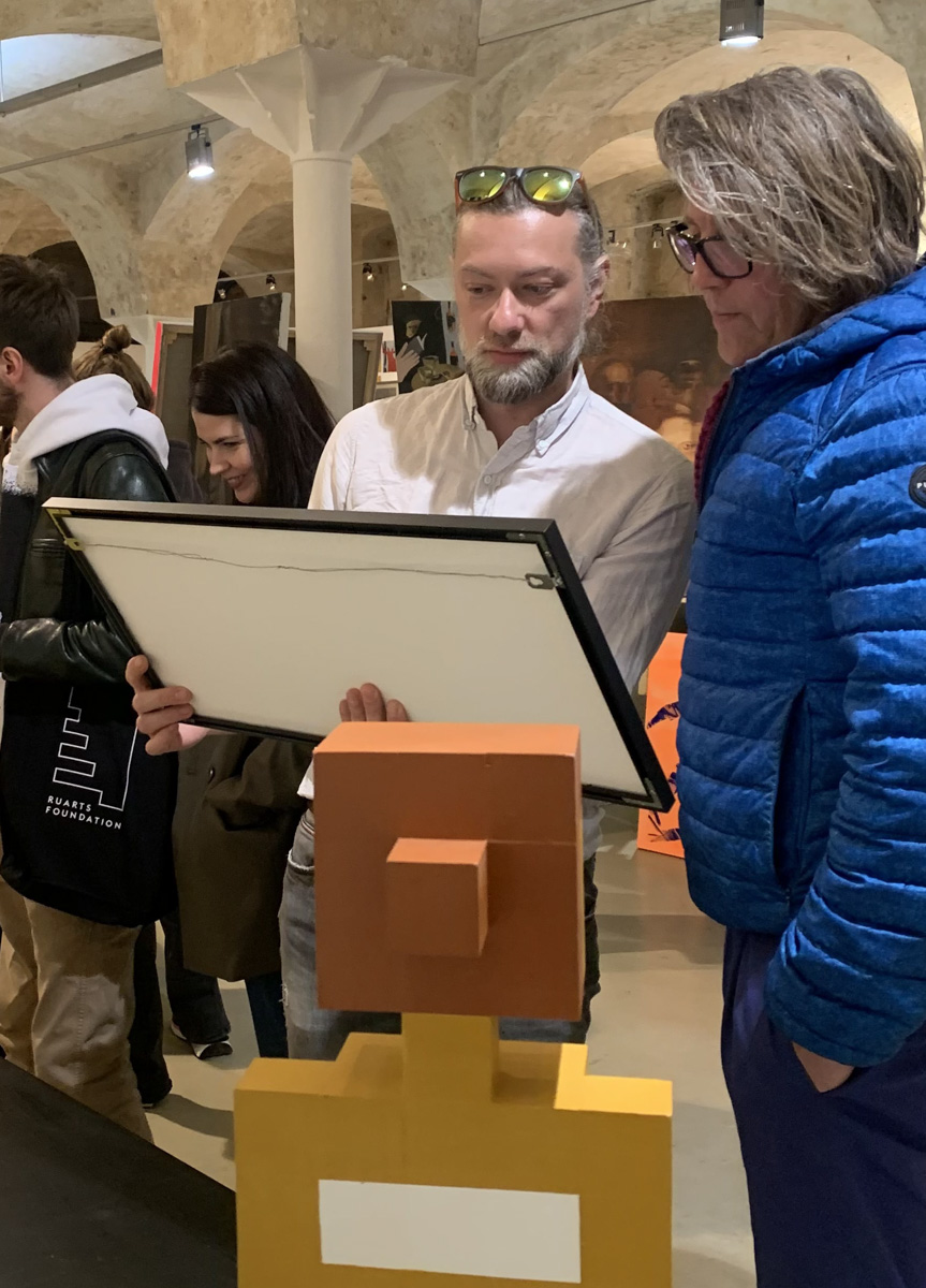 В мае американский художник с русской душой Евгений Кравцов презентовал свои работы на масштабных ярмарках искусств: в петербургском «Севкабеле» (откуда спустя пару дней был вежливо «изгнан») и московском «Винзаводе» (где вручил одну из своих работ телеведущему Андрею Малахову). Подробнее о (не)удачах, а также реализации новых серий расскажет сам творец.