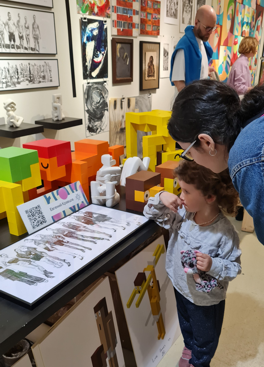 В мае американский художник с русской душой Евгений Кравцов презентовал свои работы на масштабных ярмарках искусств: в петербургском «Севкабеле» (откуда спустя пару дней был вежливо «изгнан») и московском «Винзаводе» (где вручил одну из своих работ телеведущему Андрею Малахову). Подробнее о (не)удачах, а также реализации новых серий расскажет сам творец.