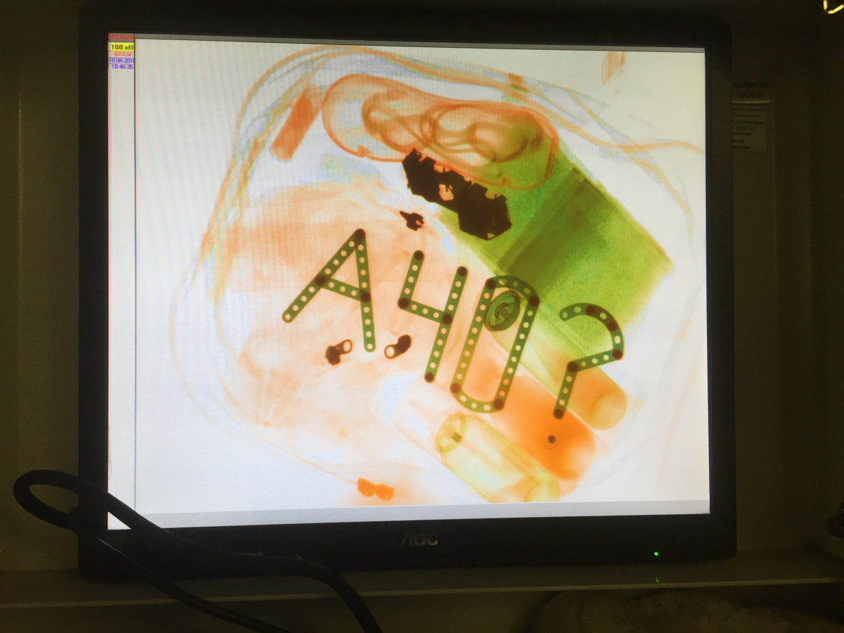 В мае американский художник с русской душой Евгений Кравцов презентовал свои работы на масштабных ярмарках искусств: в петербургском «Севкабеле» (откуда спустя пару дней был вежливо «изгнан») и московском «Винзаводе» (где вручил одну из своих работ телеведущему Андрею Малахову). Подробнее о (не)удачах, а также реализации новых серий расскажет сам творец.