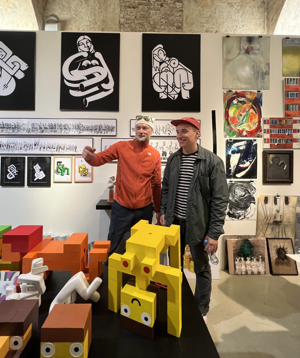 В мае американский художник с русской душой Евгений Кравцов презентовал свои работы на масштабных ярмарках искусств: в петербургском «Севкабеле» (откуда спустя пару дней был вежливо «изгнан») и московском «Винзаводе» (где вручил одну из своих работ телеведущему Андрею Малахову). Подробнее о (не)удачах, а также реализации новых серий расскажет сам творец.