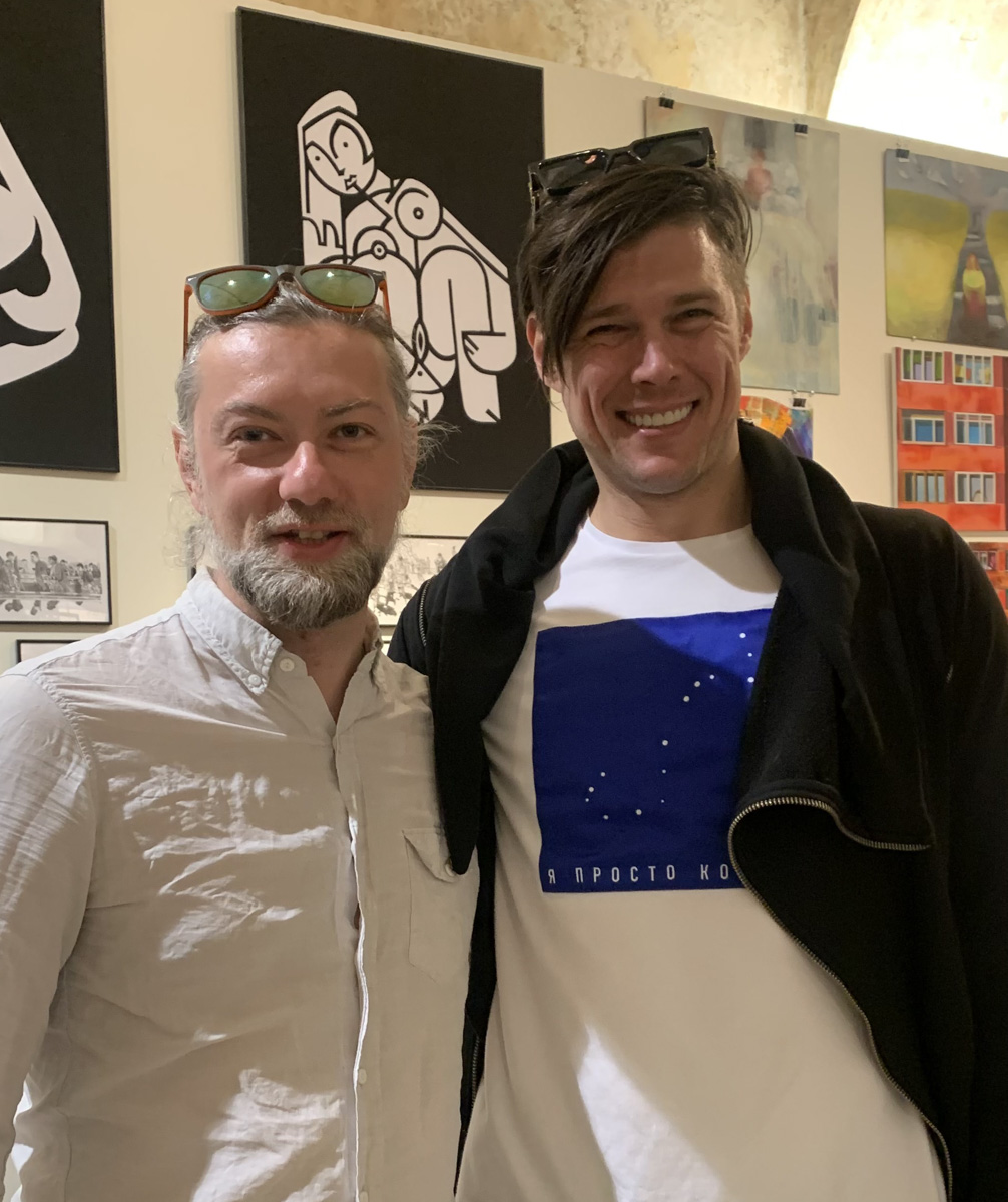 В мае американский художник с русской душой Евгений Кравцов презентовал свои работы на масштабных ярмарках искусств: в петербургском «Севкабеле» (откуда спустя пару дней был вежливо «изгнан») и московском «Винзаводе» (где вручил одну из своих работ телеведущему Андрею Малахову). Подробнее о (не)удачах, а также реализации новых серий расскажет сам творец.