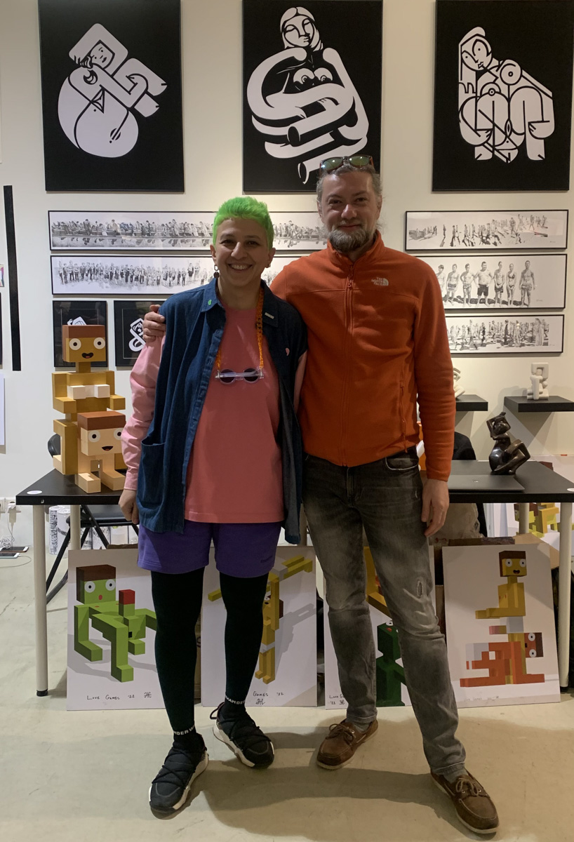 В мае американский художник с русской душой Евгений Кравцов презентовал свои работы на масштабных ярмарках искусств: в петербургском «Севкабеле» (откуда спустя пару дней был вежливо «изгнан») и московском «Винзаводе» (где вручил одну из своих работ телеведущему Андрею Малахову). Подробнее о (не)удачах, а также реализации новых серий расскажет сам творец.