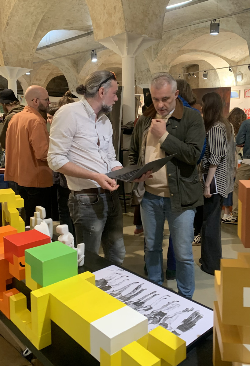 В мае американский художник с русской душой Евгений Кравцов презентовал свои работы на масштабных ярмарках искусств: в петербургском «Севкабеле» (откуда спустя пару дней был вежливо «изгнан») и московском «Винзаводе» (где вручил одну из своих работ телеведущему Андрею Малахову). Подробнее о (не)удачах, а также реализации новых серий расскажет сам творец.