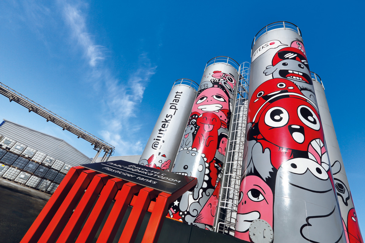 Хотите провести рабочий день на крыше? Специально для сотрудников камешковский завод «Ютекс» организовал лаундж-локацию под открытым небом с тренажерами, пиццерией и даже полем для гольфа. Репортаж с итальянской вечеринки в честь «Крыши мира», а также явки-пароли по трудоустройству – в материале!