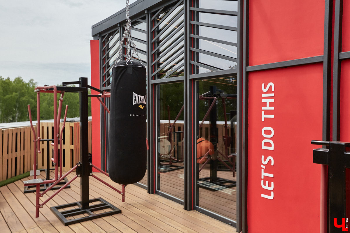 Хотите провести рабочий день на крыше? Специально для сотрудников камешковский завод «Ютекс» организовал лаундж-локацию под открытым небом с тренажерами, пиццерией и даже полем для гольфа. Репортаж с итальянской вечеринки в честь «Крыши мира», а также явки-пароли по трудоустройству – в материале!