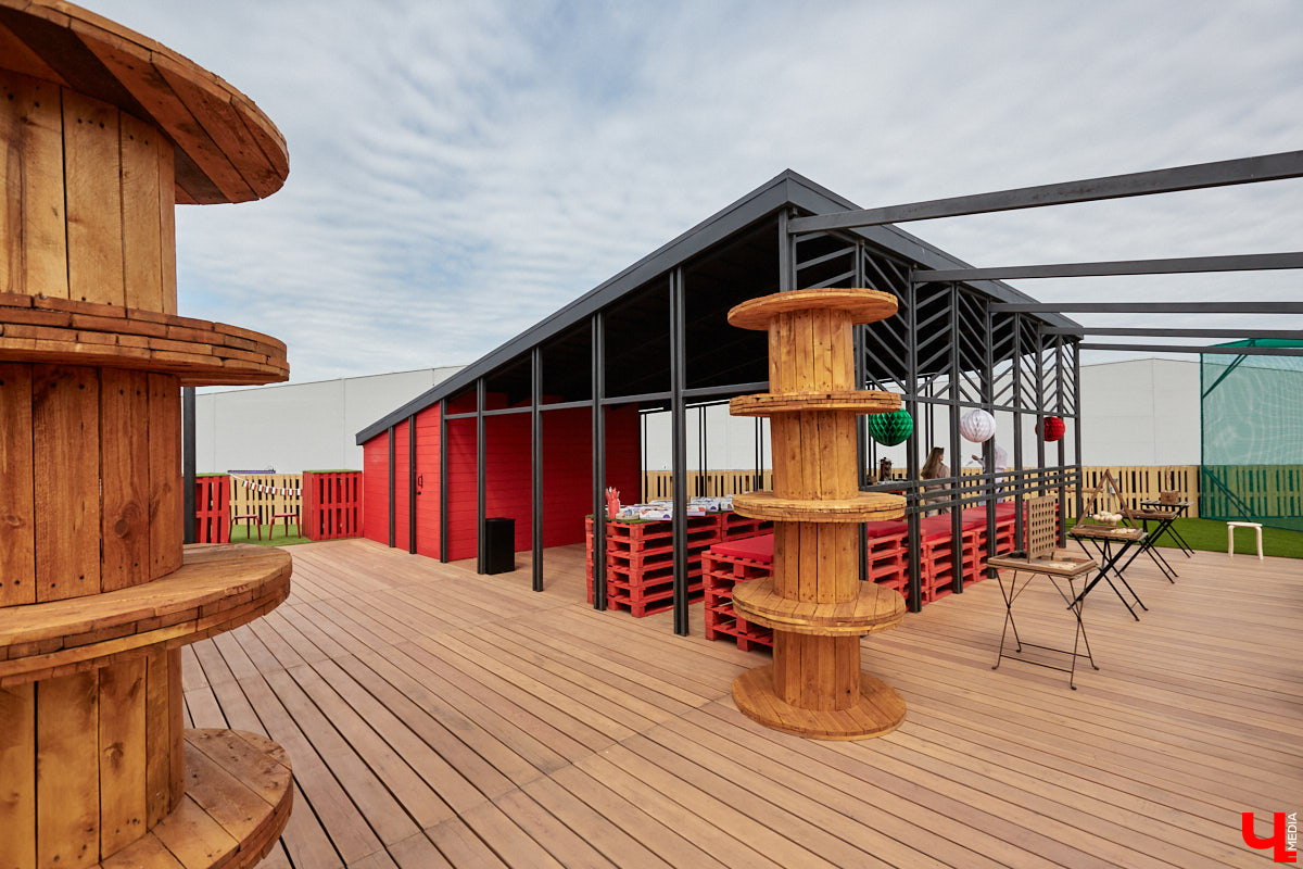 Хотите провести рабочий день на крыше? Специально для сотрудников камешковский завод «Ютекс» организовал лаундж-локацию под открытым небом с тренажерами, пиццерией и даже полем для гольфа. Репортаж с итальянской вечеринки в честь «Крыши мира», а также явки-пароли по трудоустройству – в материале!