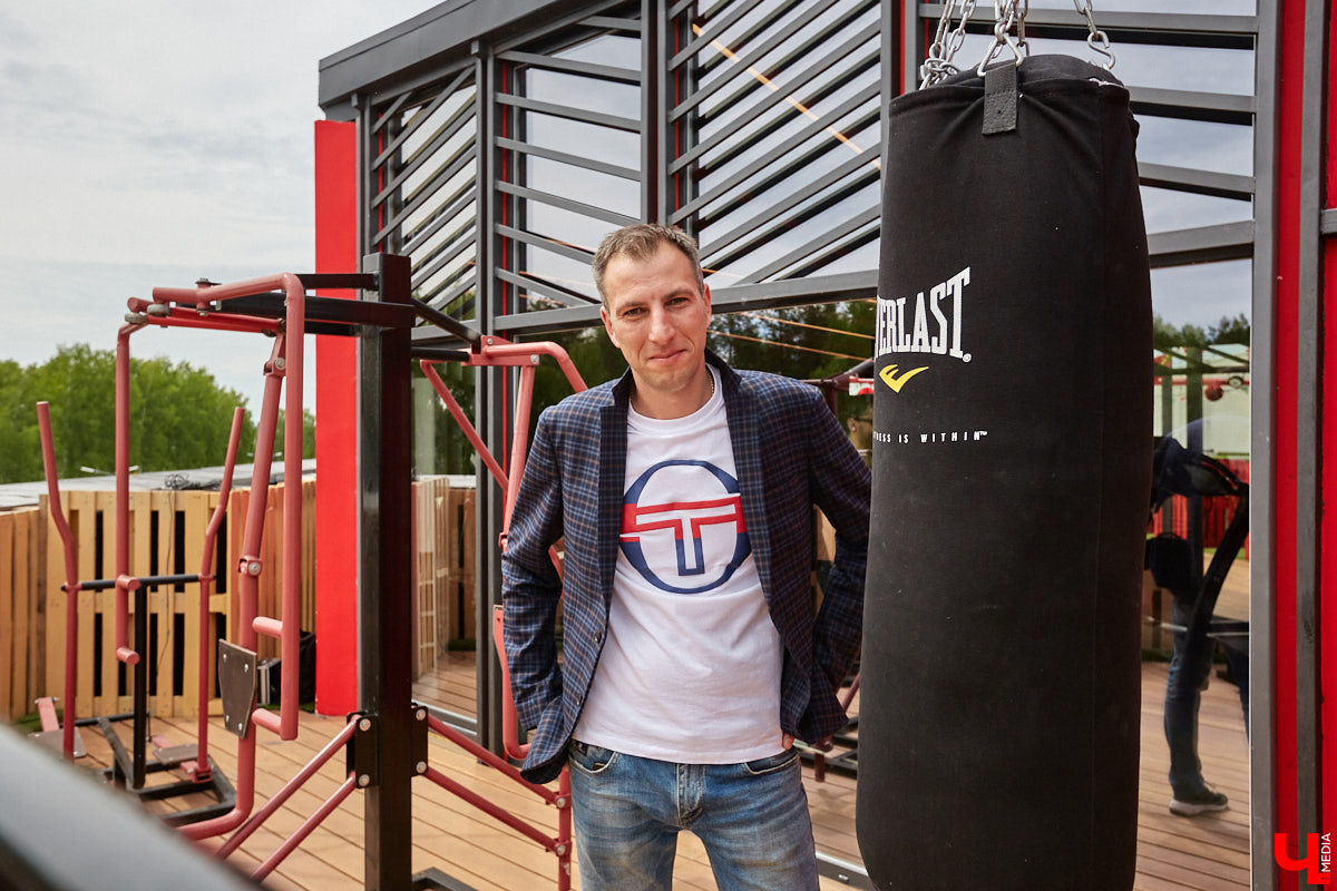 Хотите провести рабочий день на крыше? Специально для сотрудников камешковский завод «Ютекс» организовал лаундж-локацию под открытым небом с тренажерами, пиццерией и даже полем для гольфа. Репортаж с итальянской вечеринки в честь «Крыши мира», а также явки-пароли по трудоустройству – в материале!