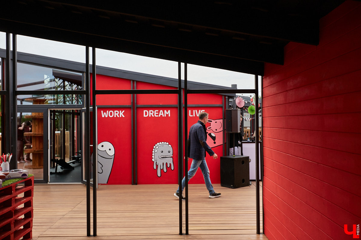 Хотите провести рабочий день на крыше? Специально для сотрудников камешковский завод «Ютекс» организовал лаундж-локацию под открытым небом с тренажерами, пиццерией и даже полем для гольфа. Репортаж с итальянской вечеринки в честь «Крыши мира», а также явки-пароли по трудоустройству – в материале!