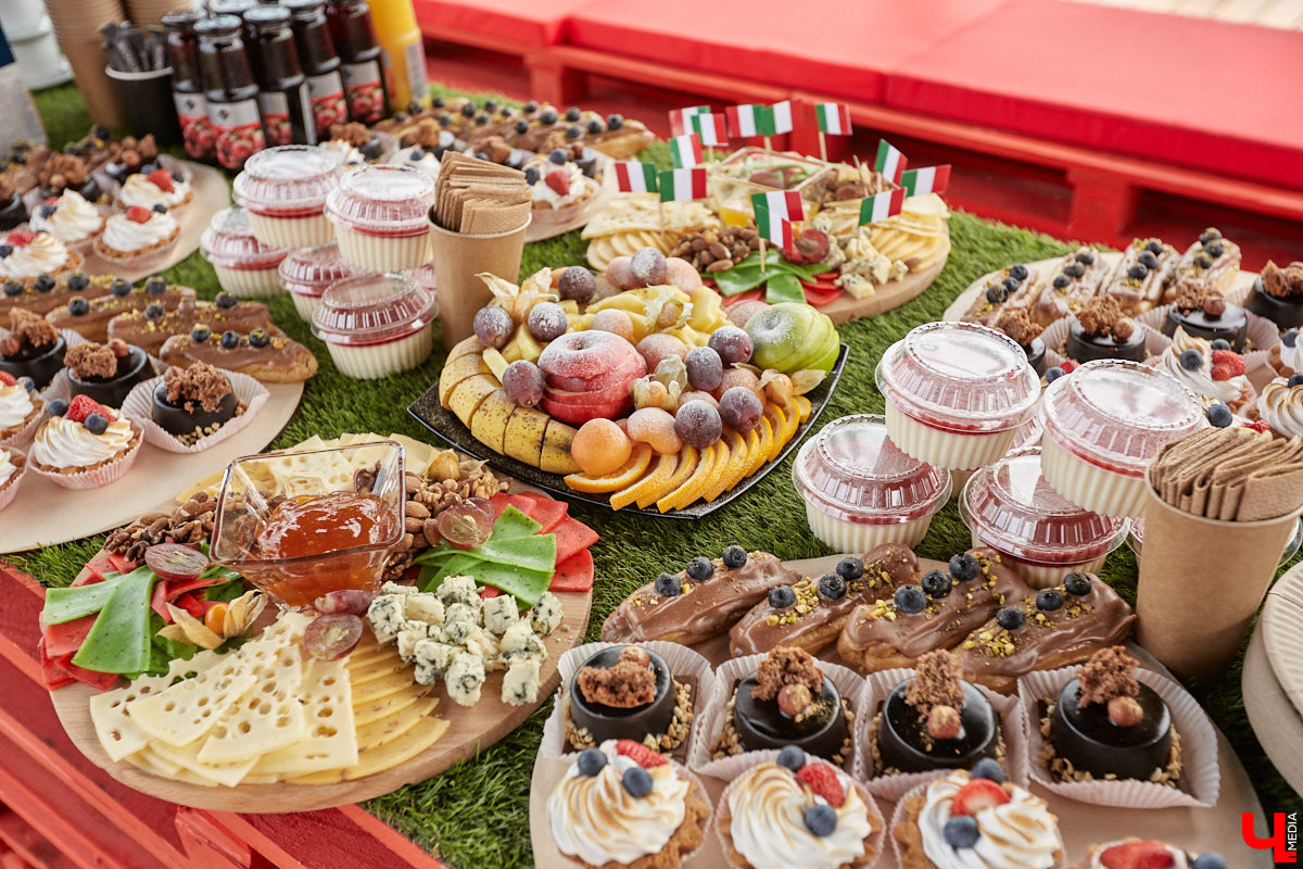 Хотите провести рабочий день на крыше? Специально для сотрудников камешковский завод «Ютекс» организовал лаундж-локацию под открытым небом с тренажерами, пиццерией и даже полем для гольфа. Репортаж с итальянской вечеринки в честь «Крыши мира», а также явки-пароли по трудоустройству – в материале!