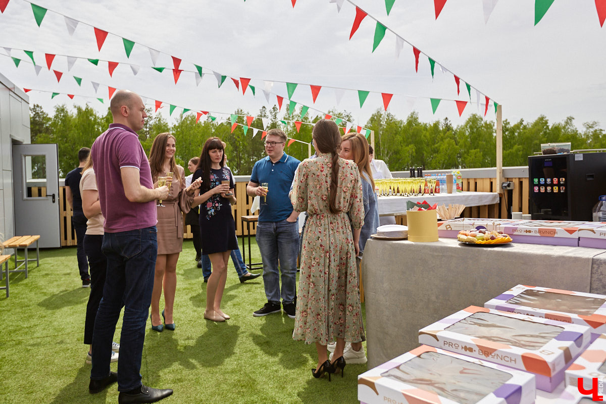 Хотите провести рабочий день на крыше? Специально для сотрудников камешковский завод «Ютекс» организовал лаундж-локацию под открытым небом с тренажерами, пиццерией и даже полем для гольфа. Репортаж с итальянской вечеринки в честь «Крыши мира», а также явки-пароли по трудоустройству – в материале!