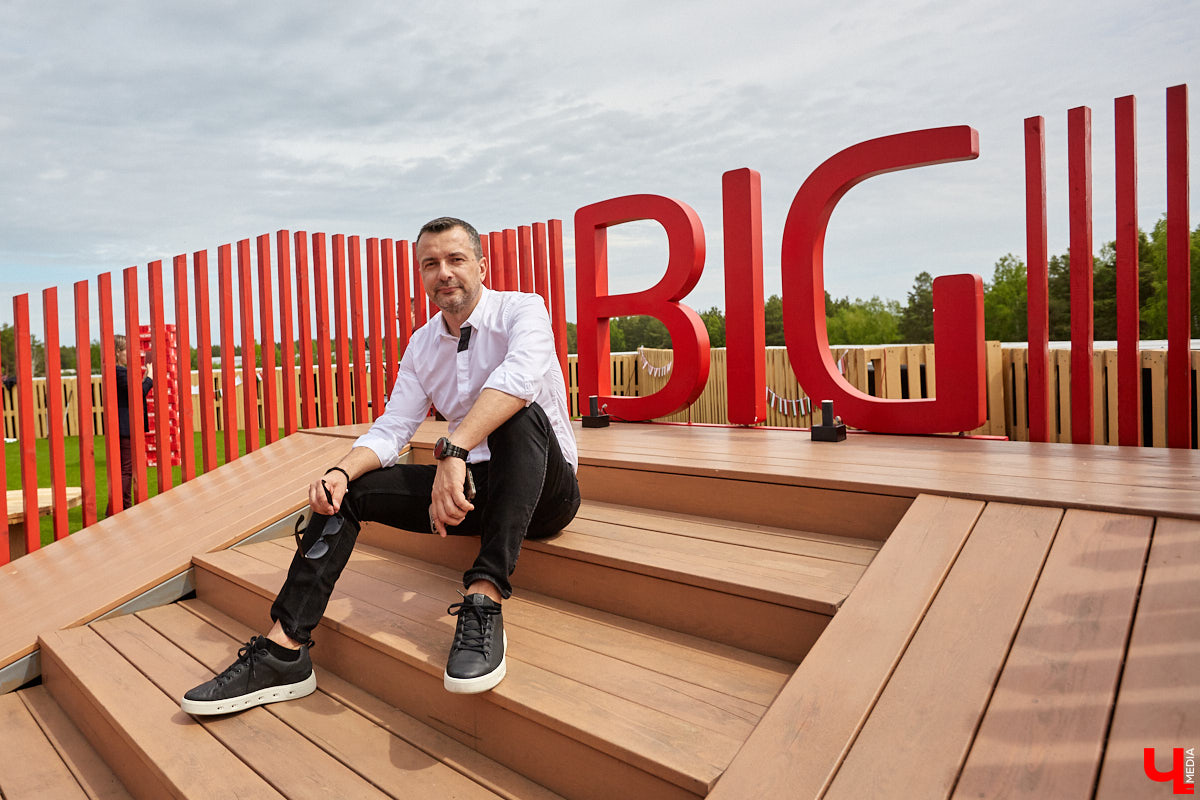 Хотите провести рабочий день на крыше? Специально для сотрудников камешковский завод «Ютекс» организовал лаундж-локацию под открытым небом с тренажерами, пиццерией и даже полем для гольфа. Репортаж с итальянской вечеринки в честь «Крыши мира», а также явки-пароли по трудоустройству – в материале!