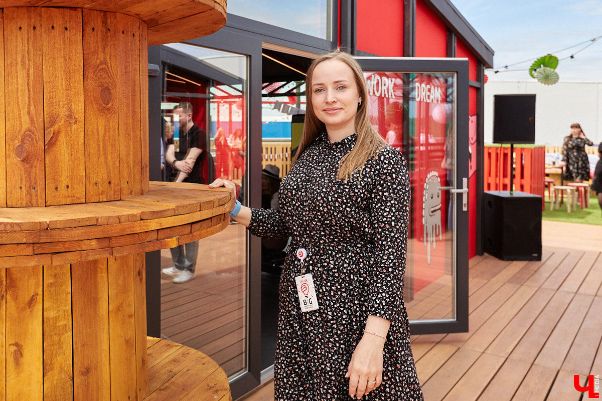 Хотите провести рабочий день на крыше? Специально для сотрудников камешковский завод «Ютекс» организовал лаундж-локацию под открытым небом с тренажерами, пиццерией и даже полем для гольфа. Репортаж с итальянской вечеринки в честь «Крыши мира», а также явки-пароли по трудоустройству – в материале!