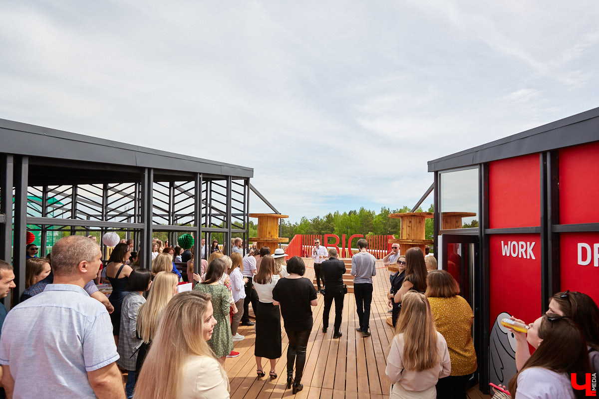 Хотите провести рабочий день на крыше? Специально для сотрудников камешковский завод «Ютекс» организовал лаундж-локацию под открытым небом с тренажерами, пиццерией и даже полем для гольфа. Репортаж с итальянской вечеринки в честь «Крыши мира», а также явки-пароли по трудоустройству – в материале!