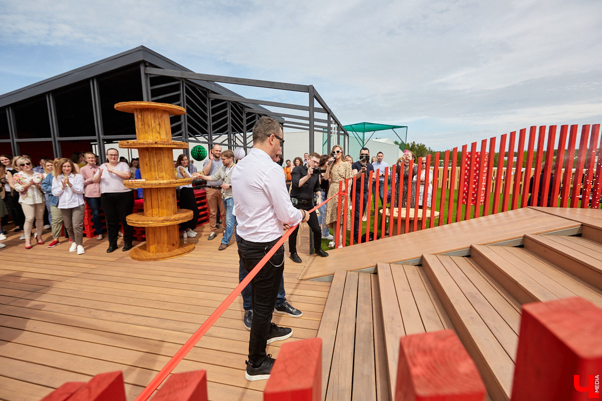 Хотите провести рабочий день на крыше? Специально для сотрудников камешковский завод «Ютекс» организовал лаундж-локацию под открытым небом с тренажерами, пиццерией и даже полем для гольфа. Репортаж с итальянской вечеринки в честь «Крыши мира», а также явки-пароли по трудоустройству – в материале!