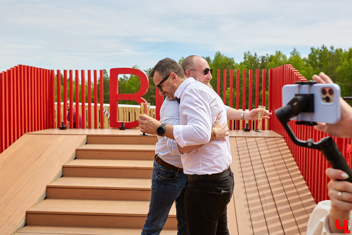 Хотите провести рабочий день на крыше? Специально для сотрудников камешковский завод «Ютекс» организовал лаундж-локацию под открытым небом с тренажерами, пиццерией и даже полем для гольфа. Репортаж с итальянской вечеринки в честь «Крыши мира», а также явки-пароли по трудоустройству – в материале!