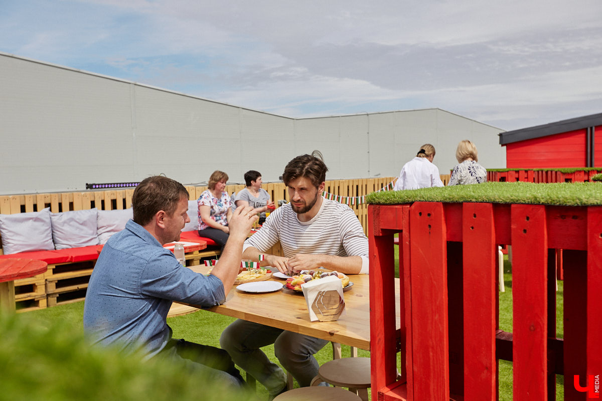 Хотите провести рабочий день на крыше? Специально для сотрудников камешковский завод «Ютекс» организовал лаундж-локацию под открытым небом с тренажерами, пиццерией и даже полем для гольфа. Репортаж с итальянской вечеринки в честь «Крыши мира», а также явки-пароли по трудоустройству – в материале!