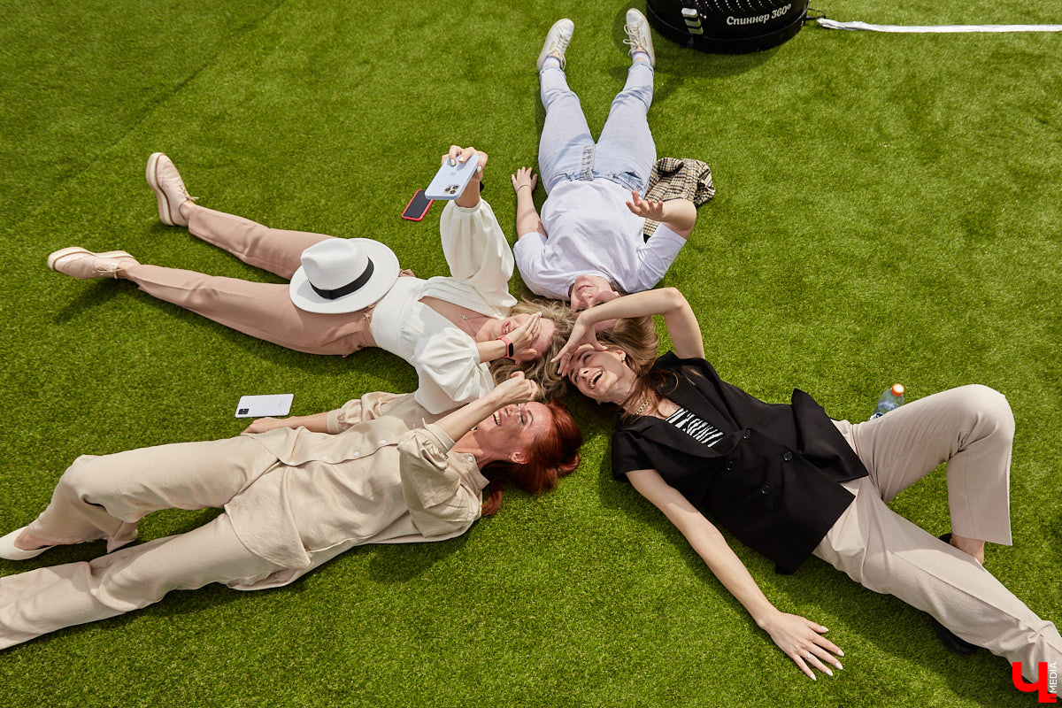 Хотите провести рабочий день на крыше? Специально для сотрудников камешковский завод «Ютекс» организовал лаундж-локацию под открытым небом с тренажерами, пиццерией и даже полем для гольфа. Репортаж с итальянской вечеринки в честь «Крыши мира», а также явки-пароли по трудоустройству – в материале!