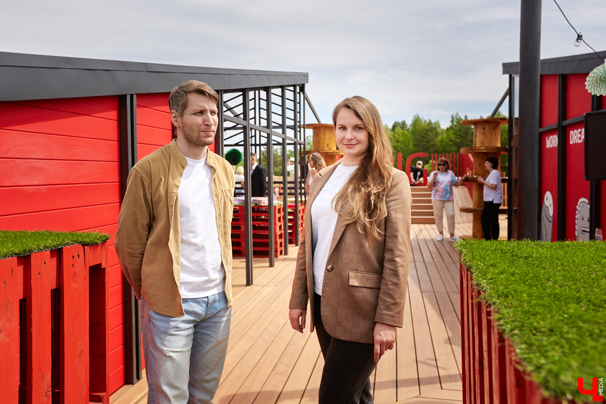 Хотите провести рабочий день на крыше? Специально для сотрудников камешковский завод «Ютекс» организовал лаундж-локацию под открытым небом с тренажерами, пиццерией и даже полем для гольфа. Репортаж с итальянской вечеринки в честь «Крыши мира», а также явки-пароли по трудоустройству – в материале!