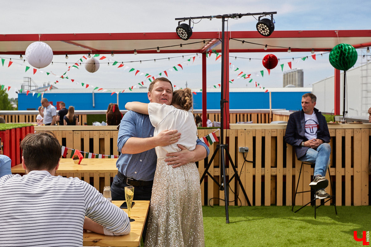 Хотите провести рабочий день на крыше? Специально для сотрудников камешковский завод «Ютекс» организовал лаундж-локацию под открытым небом с тренажерами, пиццерией и даже полем для гольфа. Репортаж с итальянской вечеринки в честь «Крыши мира», а также явки-пароли по трудоустройству – в материале!