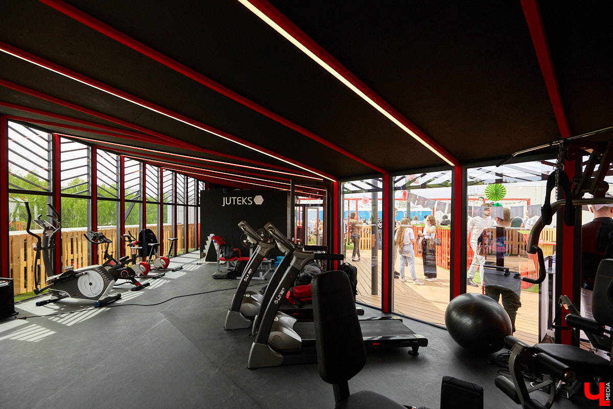 Хотите провести рабочий день на крыше? Специально для сотрудников камешковский завод «Ютекс» организовал лаундж-локацию под открытым небом с тренажерами, пиццерией и даже полем для гольфа. Репортаж с итальянской вечеринки в честь «Крыши мира», а также явки-пароли по трудоустройству – в материале!