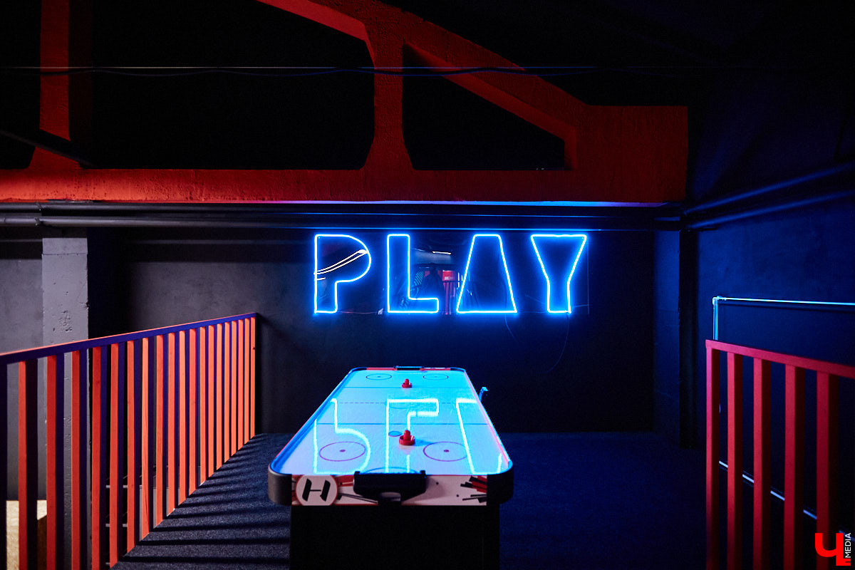 Хотите провести рабочий день на крыше? Специально для сотрудников камешковский завод «Ютекс» организовал лаундж-локацию под открытым небом с тренажерами, пиццерией и даже полем для гольфа. Репортаж с итальянской вечеринки в честь «Крыши мира», а также явки-пароли по трудоустройству – в материале!