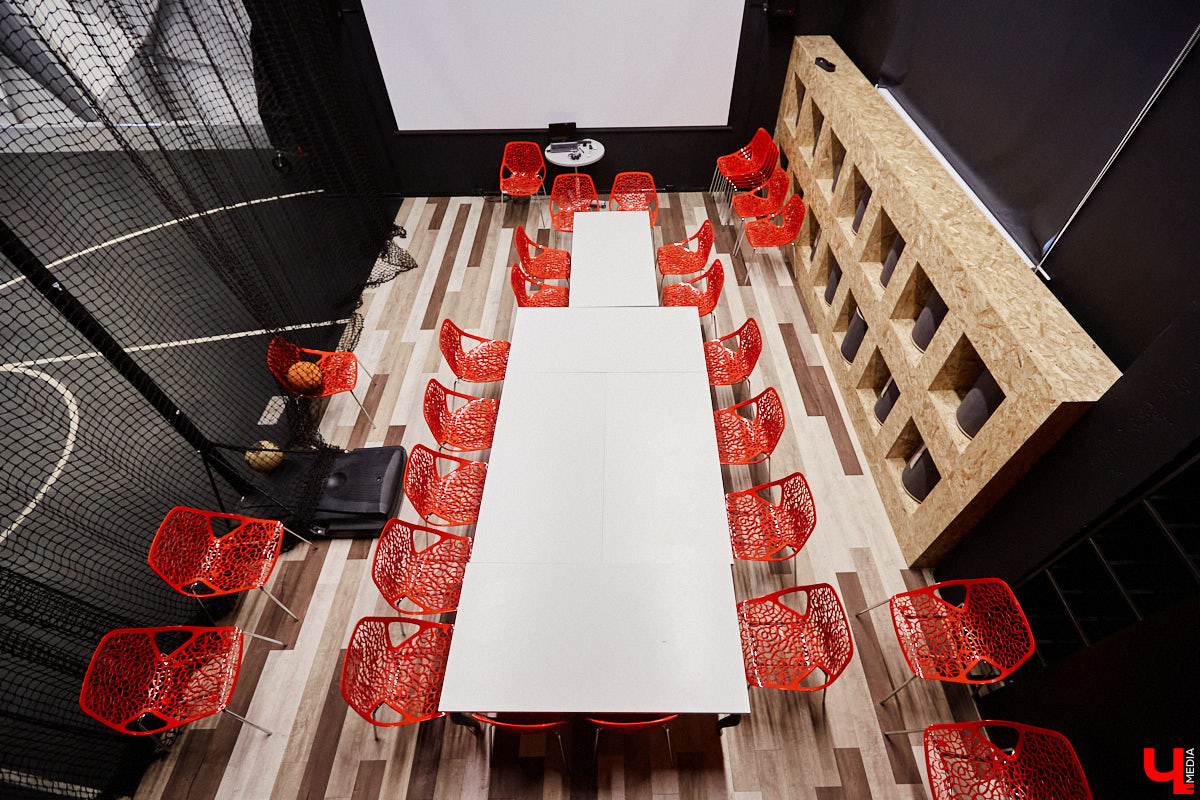 Хотите провести рабочий день на крыше? Специально для сотрудников камешковский завод «Ютекс» организовал лаундж-локацию под открытым небом с тренажерами, пиццерией и даже полем для гольфа. Репортаж с итальянской вечеринки в честь «Крыши мира», а также явки-пароли по трудоустройству – в материале!