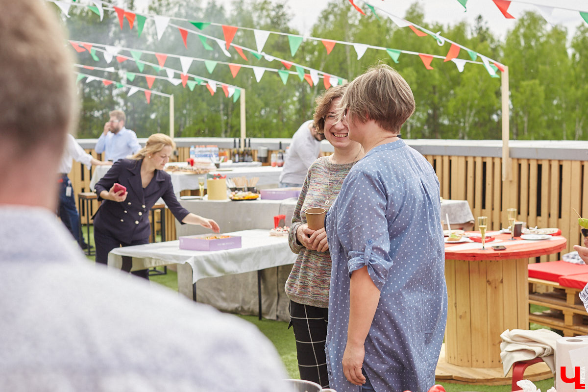 Хотите провести рабочий день на крыше? Специально для сотрудников камешковский завод «Ютекс» организовал лаундж-локацию под открытым небом с тренажерами, пиццерией и даже полем для гольфа. Репортаж с итальянской вечеринки в честь «Крыши мира», а также явки-пароли по трудоустройству – в материале!