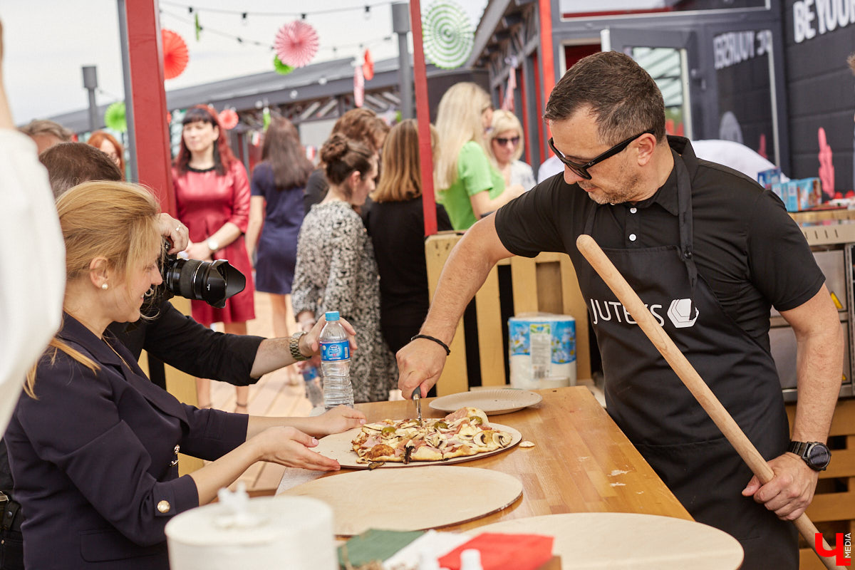 Хотите провести рабочий день на крыше? Специально для сотрудников камешковский завод «Ютекс» организовал лаундж-локацию под открытым небом с тренажерами, пиццерией и даже полем для гольфа. Репортаж с итальянской вечеринки в честь «Крыши мира», а также явки-пароли по трудоустройству – в материале!