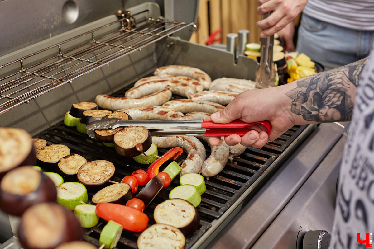 Хотите провести рабочий день на крыше? Специально для сотрудников камешковский завод «Ютекс» организовал лаундж-локацию под открытым небом с тренажерами, пиццерией и даже полем для гольфа. Репортаж с итальянской вечеринки в честь «Крыши мира», а также явки-пароли по трудоустройству – в материале!