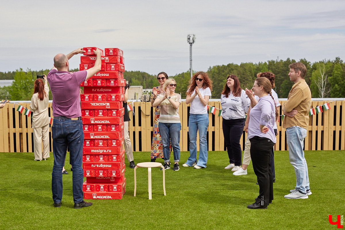 Хотите провести рабочий день на крыше? Специально для сотрудников камешковский завод «Ютекс» организовал лаундж-локацию под открытым небом с тренажерами, пиццерией и даже полем для гольфа. Репортаж с итальянской вечеринки в честь «Крыши мира», а также явки-пароли по трудоустройству – в материале!