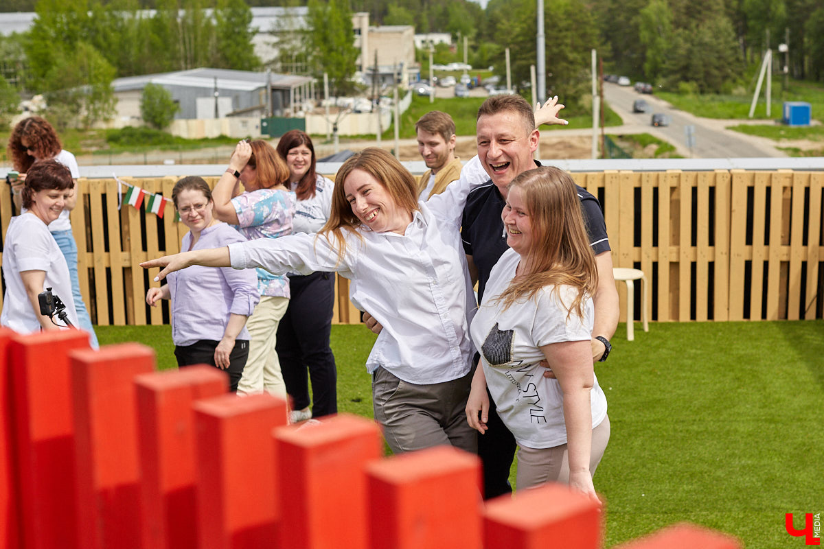 Хотите провести рабочий день на крыше? Специально для сотрудников камешковский завод «Ютекс» организовал лаундж-локацию под открытым небом с тренажерами, пиццерией и даже полем для гольфа. Репортаж с итальянской вечеринки в честь «Крыши мира», а также явки-пароли по трудоустройству – в материале!