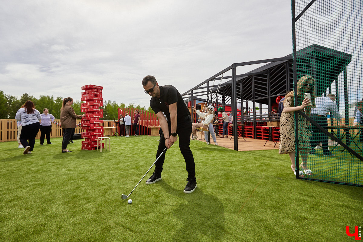 Хотите провести рабочий день на крыше? Специально для сотрудников камешковский завод «Ютекс» организовал лаундж-локацию под открытым небом с тренажерами, пиццерией и даже полем для гольфа. Репортаж с итальянской вечеринки в честь «Крыши мира», а также явки-пароли по трудоустройству – в материале!