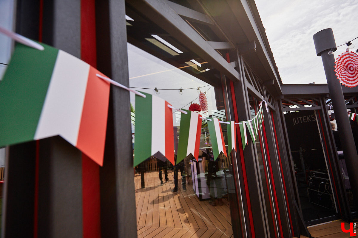 Хотите провести рабочий день на крыше? Специально для сотрудников камешковский завод «Ютекс» организовал лаундж-локацию под открытым небом с тренажерами, пиццерией и даже полем для гольфа. Репортаж с итальянской вечеринки в честь «Крыши мира», а также явки-пароли по трудоустройству – в материале!