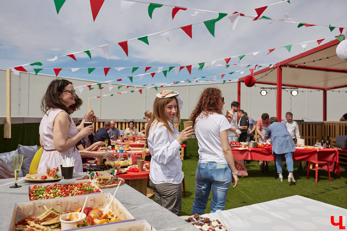 Хотите провести рабочий день на крыше? Специально для сотрудников камешковский завод «Ютекс» организовал лаундж-локацию под открытым небом с тренажерами, пиццерией и даже полем для гольфа. Репортаж с итальянской вечеринки в честь «Крыши мира», а также явки-пароли по трудоустройству – в материале!