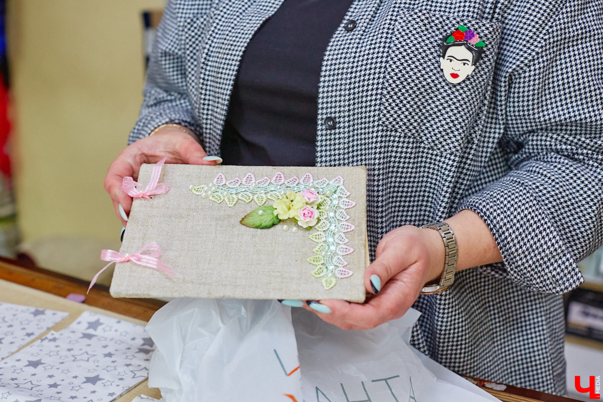 Как проявить заботу по отношению к незнакомому одинокому человеку, который в этом нуждается? Предприниматель Любовь Сизова нашла выход: ее магазин тканей во Владимире уже второй год подряд организует благотворительную акцию помощи «Одеяло добра». И вы тоже можете к ней присоединиться!