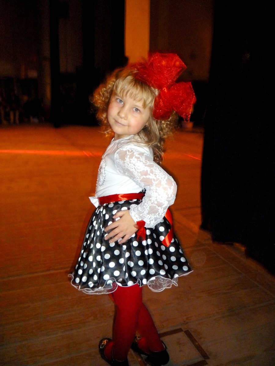 Творческий путь Александры Трошиной начался в три года. К шести годам появились первые серьезные конкурсы и концерты, а к пятнадцати ей уже дважды покорился Кремлевский Государственный Дворец. О том, каково выступать на главной сцене страны и что происходит за кулисами, рассказывает юная владимирская вокалистка.