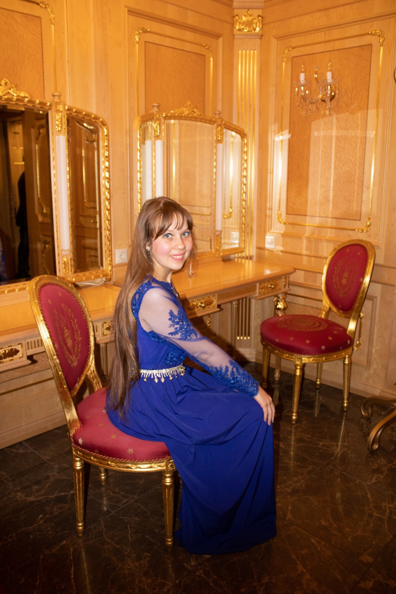 Творческий путь Александры Трошиной начался в три года. К шести годам появились первые серьезные конкурсы и концерты, а к пятнадцати ей уже дважды покорился Кремлевский Государственный Дворец. О том, каково выступать на главной сцене страны и что происходит за кулисами, рассказывает юная владимирская вокалистка.