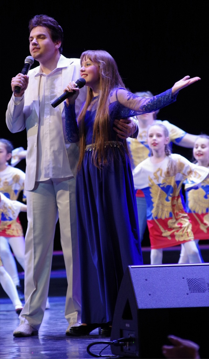 Творческий путь Александры Трошиной начался в три года. К шести годам появились первые серьезные конкурсы и концерты, а к пятнадцати ей уже дважды покорился Кремлевский Государственный Дворец. О том, каково выступать на главной сцене страны и что происходит за кулисами, рассказывает юная владимирская вокалистка.