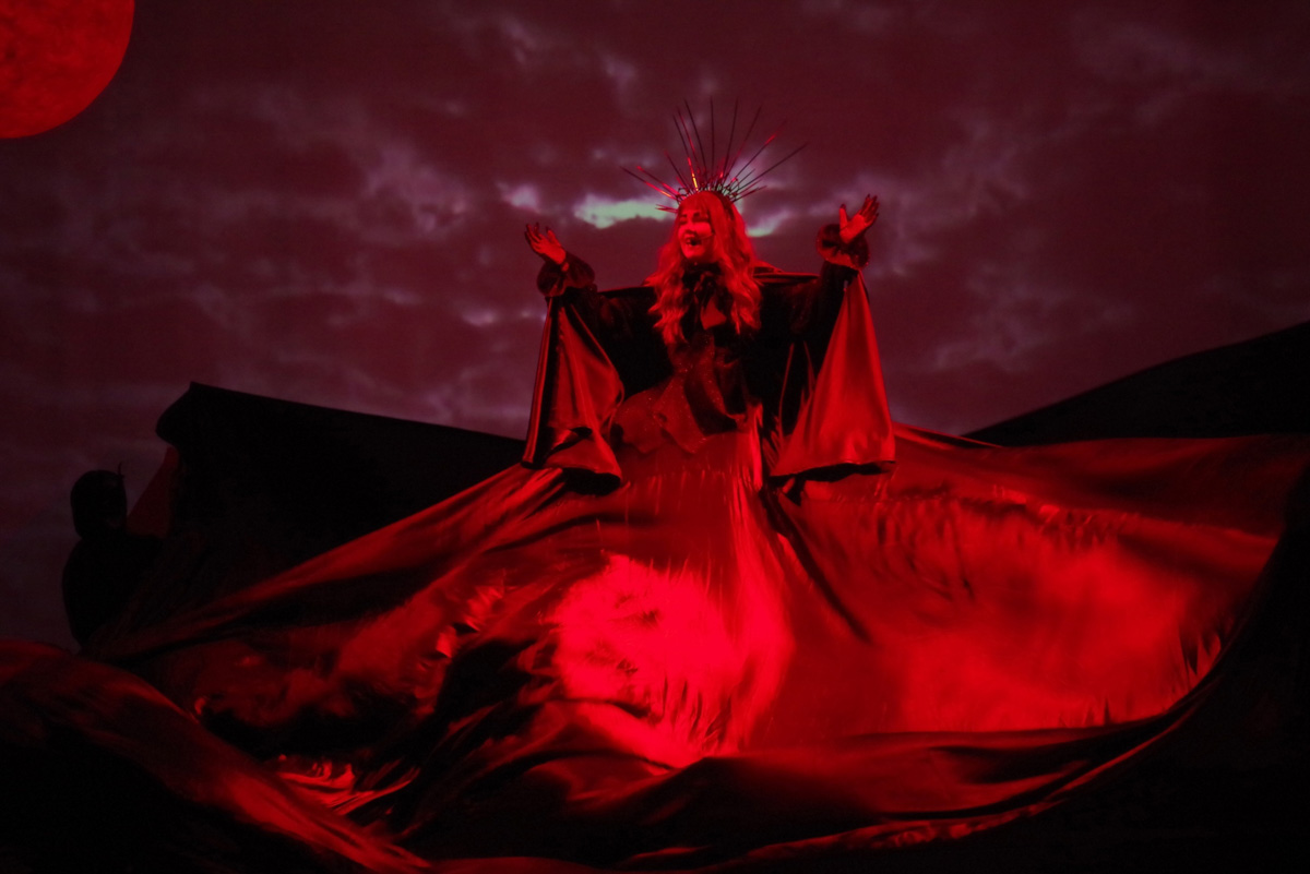 Творческий путь Александры Трошиной начался в три года. К шести годам появились первые серьезные конкурсы и концерты, а к пятнадцати ей уже дважды покорился Кремлевский Государственный Дворец. О том, каково выступать на главной сцене страны и что происходит за кулисами, рассказывает юная владимирская вокалистка.