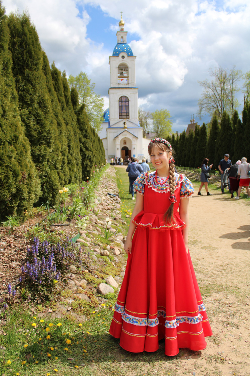 Творческий путь Александры Трошиной начался в три года. К шести годам появились первые серьезные конкурсы и концерты, а к пятнадцати ей уже дважды покорился Кремлевский Государственный Дворец. О том, каково выступать на главной сцене страны и что происходит за кулисами, рассказывает юная владимирская вокалистка.