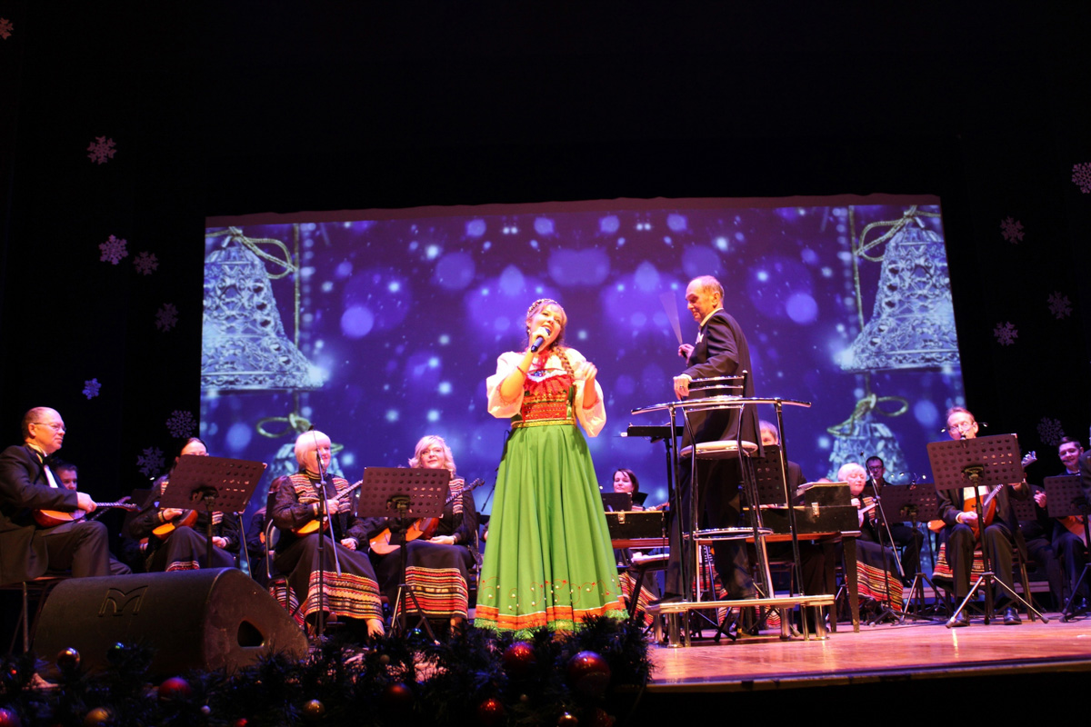 Творческий путь Александры Трошиной начался в три года. К шести годам появились первые серьезные конкурсы и концерты, а к пятнадцати ей уже дважды покорился Кремлевский Государственный Дворец. О том, каково выступать на главной сцене страны и что происходит за кулисами, рассказывает юная владимирская вокалистка.