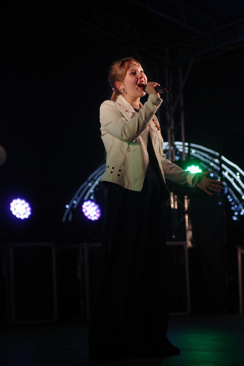 Творческий путь Александры Трошиной начался в три года. К шести годам появились первые серьезные конкурсы и концерты, а к пятнадцати ей уже дважды покорился Кремлевский Государственный Дворец. О том, каково выступать на главной сцене страны и что происходит за кулисами, рассказывает юная владимирская вокалистка.