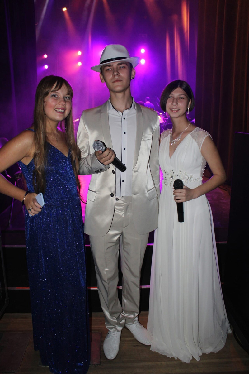 Творческий путь Александры Трошиной начался в три года. К шести годам появились первые серьезные конкурсы и концерты, а к пятнадцати ей уже дважды покорился Кремлевский Государственный Дворец. О том, каково выступать на главной сцене страны и что происходит за кулисами, рассказывает юная владимирская вокалистка.